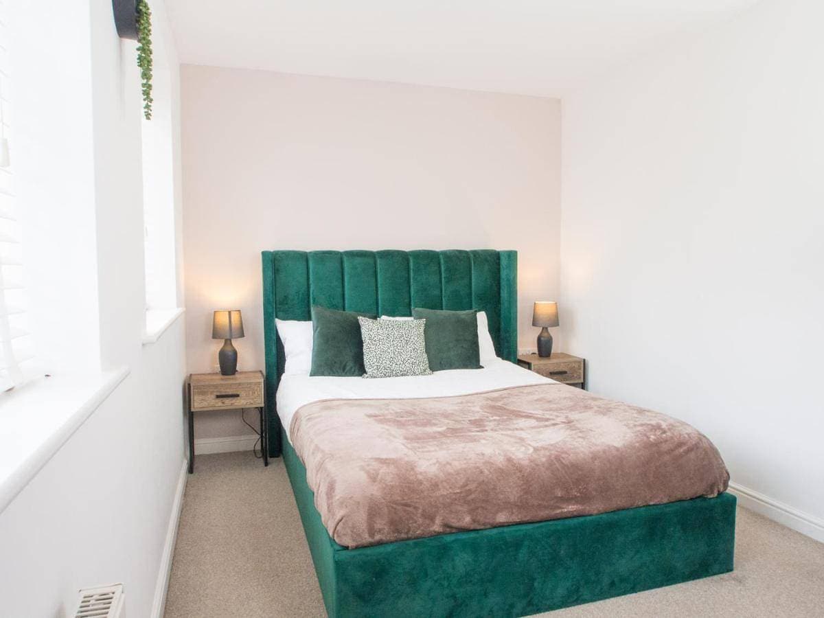 Emerald House - Comfortable 3BR Home - Private Garden - Free Parking 1