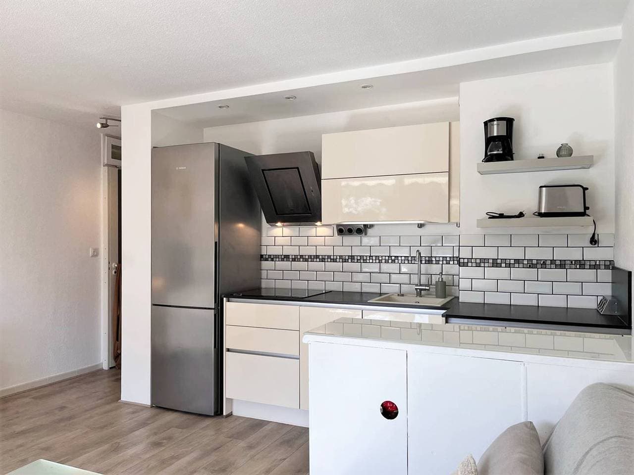 Foto 5 von 15: Klimatisierte 2-Zimmer-Wohnung mit Terrasse, Pool und WLAN, 4 Schlafplätze, Le Lavandou