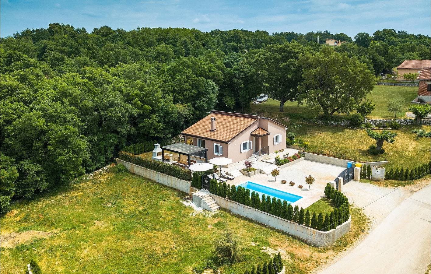 Foto 3 von 48: Geräumige 2-Zimmer-Wohnung mit Pool und WLAN, 800 m vom Zentrum von Jakovici entfernt