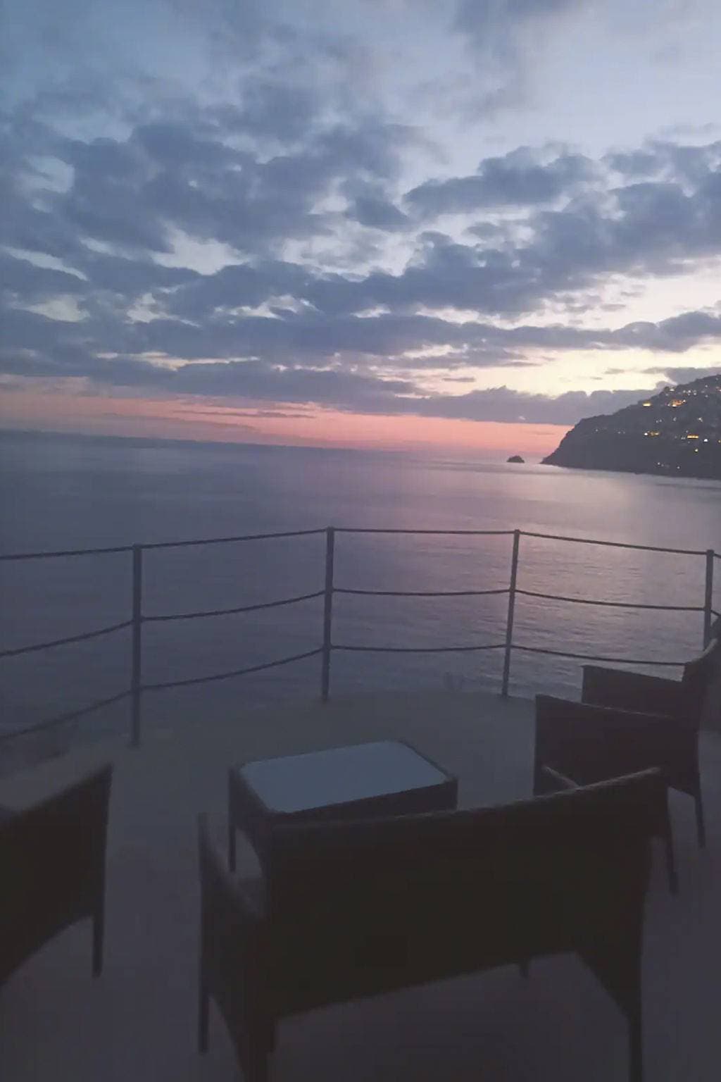 Foto 11 von 30: Villa auf einer natürlichen Klippe mit Blick auf das Meer, nur wenige Schritte