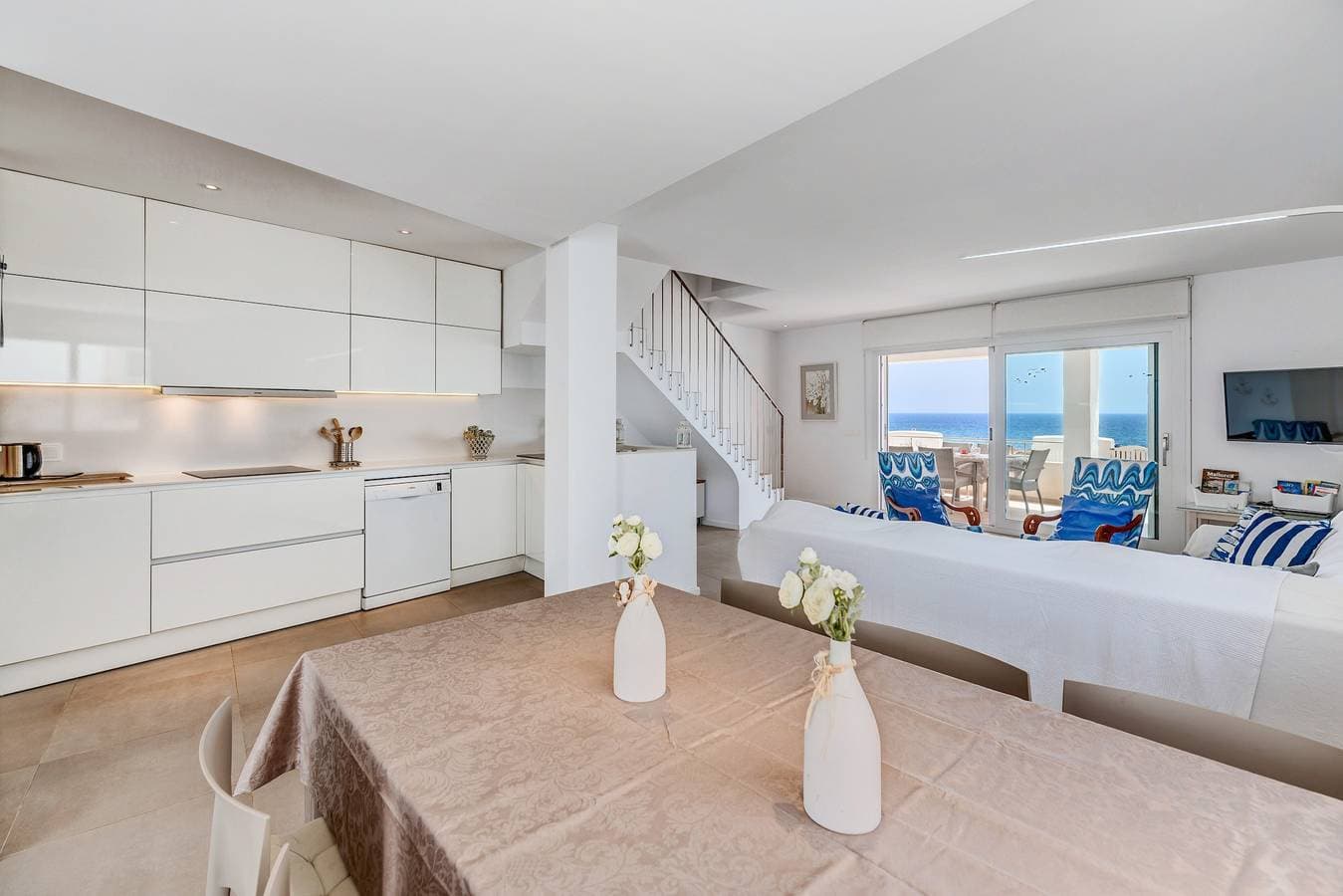 Foto 5 von 25: Klimatisiertes Ferienhaus mit Balkon, Terrasse, Meerblick und WLAN