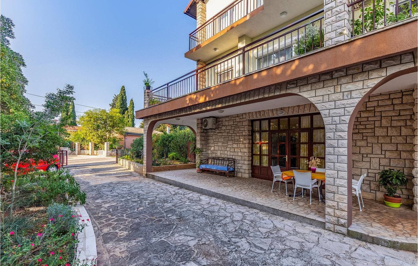 Foto 3 von 23: Gemütliche 1-Zimmer-Wohnung mit Terrasse in der Nähe des Strandes Bijela