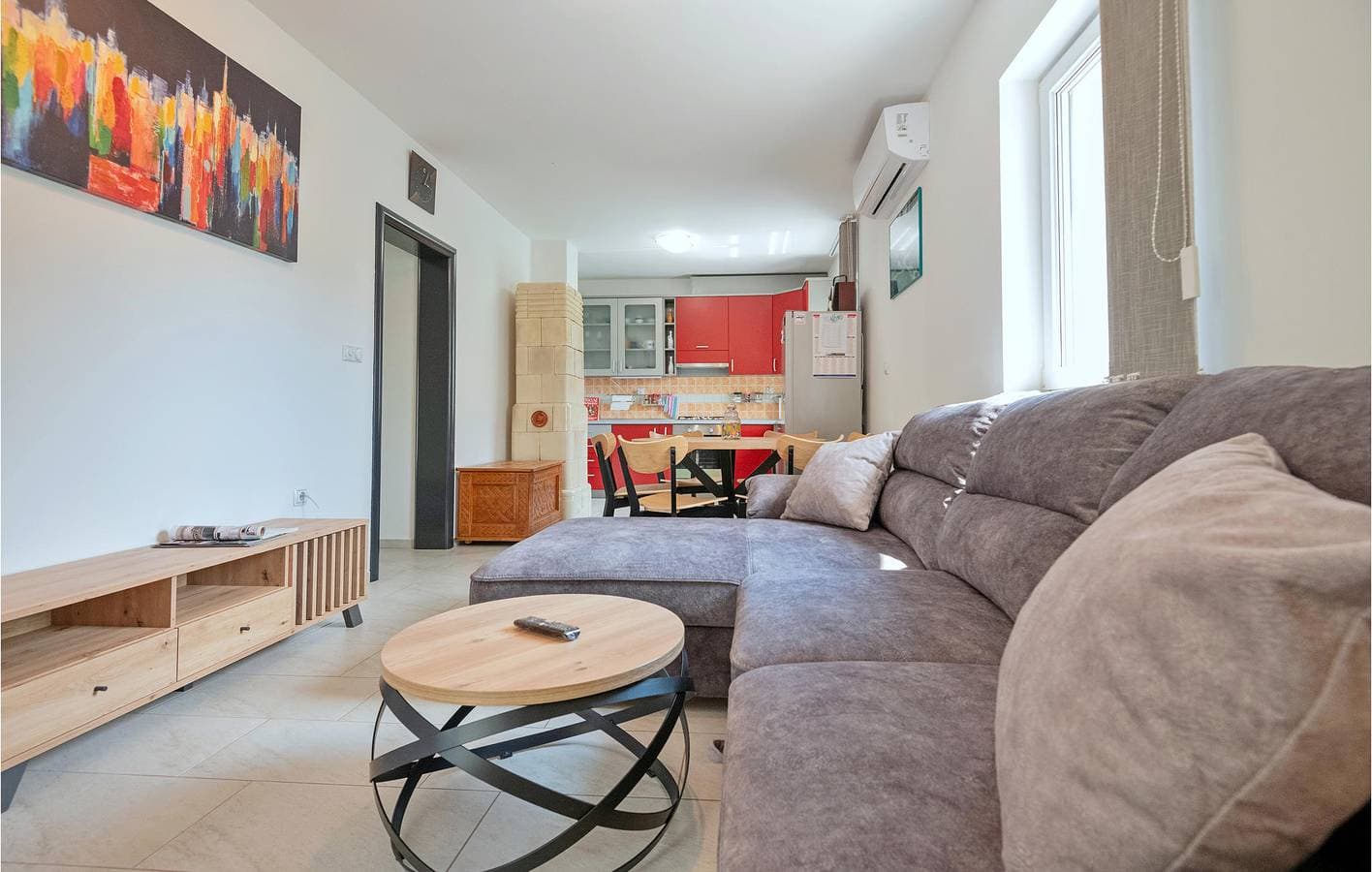 Foto 3 von 34: Moderne 2-Zimmer-Wohnung mit Pool, Terrasse und WLAN in der Nähe des Flusses Ričina