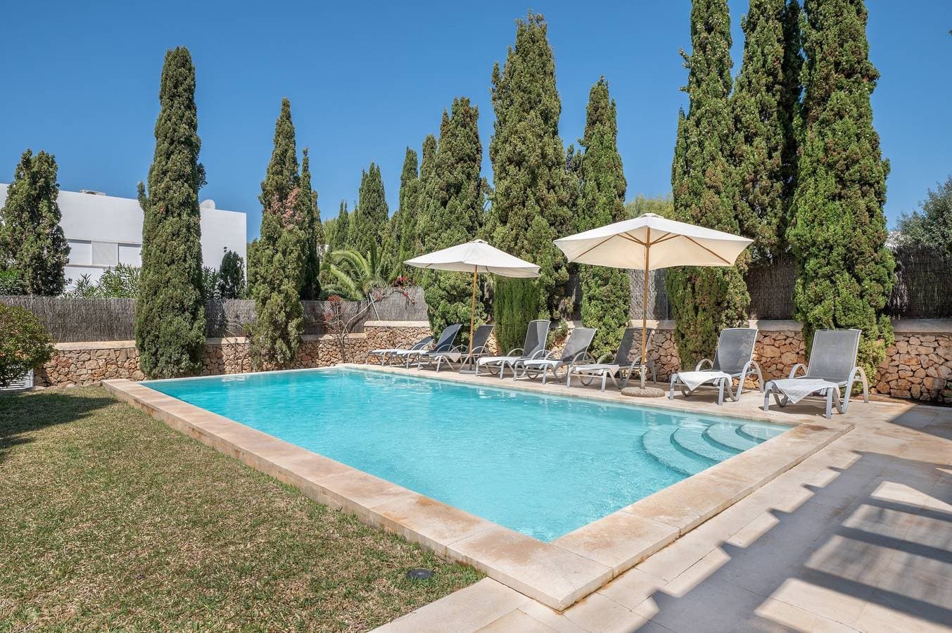 Foto 2 von 27: Moderne Villa "Ohana" im Zentrum der Altstadt von Cala d'Or mit Pool
