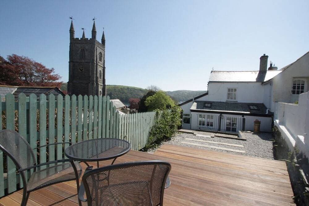 Private garden & central location  within 5 min walk of town 1