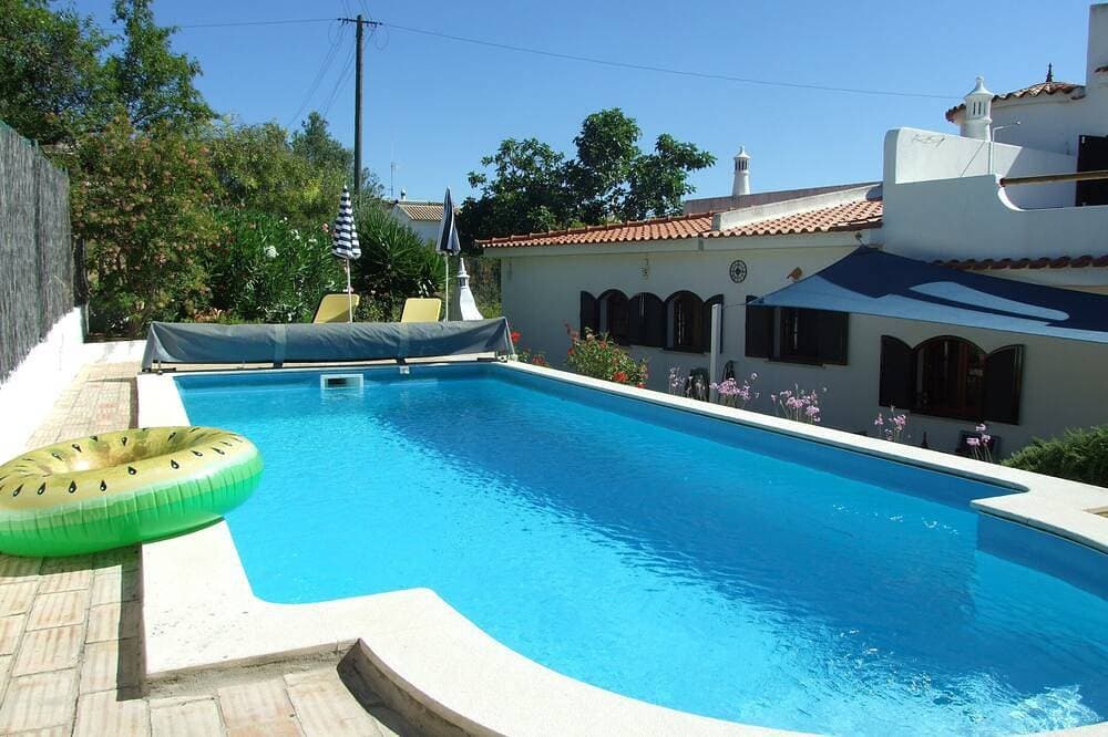Foto 12 von 21: Komplett Zugelassene, Registrierte Vila, Klimatisiert mit Eigenem, Beheiztem Pool, Ruhige Lage