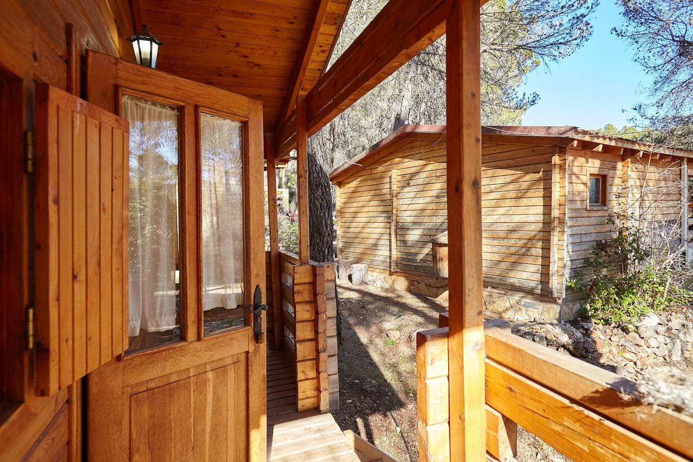 Foto 4 von 38: Landhaus 'Cabaña De Madera 5' mit Bergblick, Gemeinschaftspool und Klimaanlage