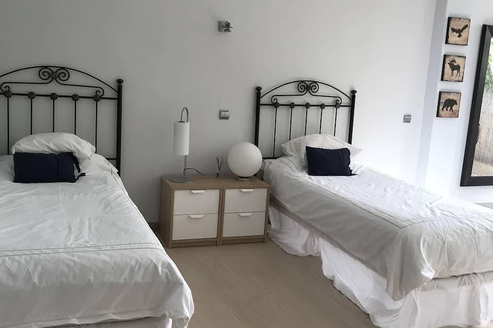 Foto 4 von 30: Moderne Villa mit 3 Schlafzimmern in der Nähe von Puerto Banus und Marbella - 1 Block vom Strand entfernt