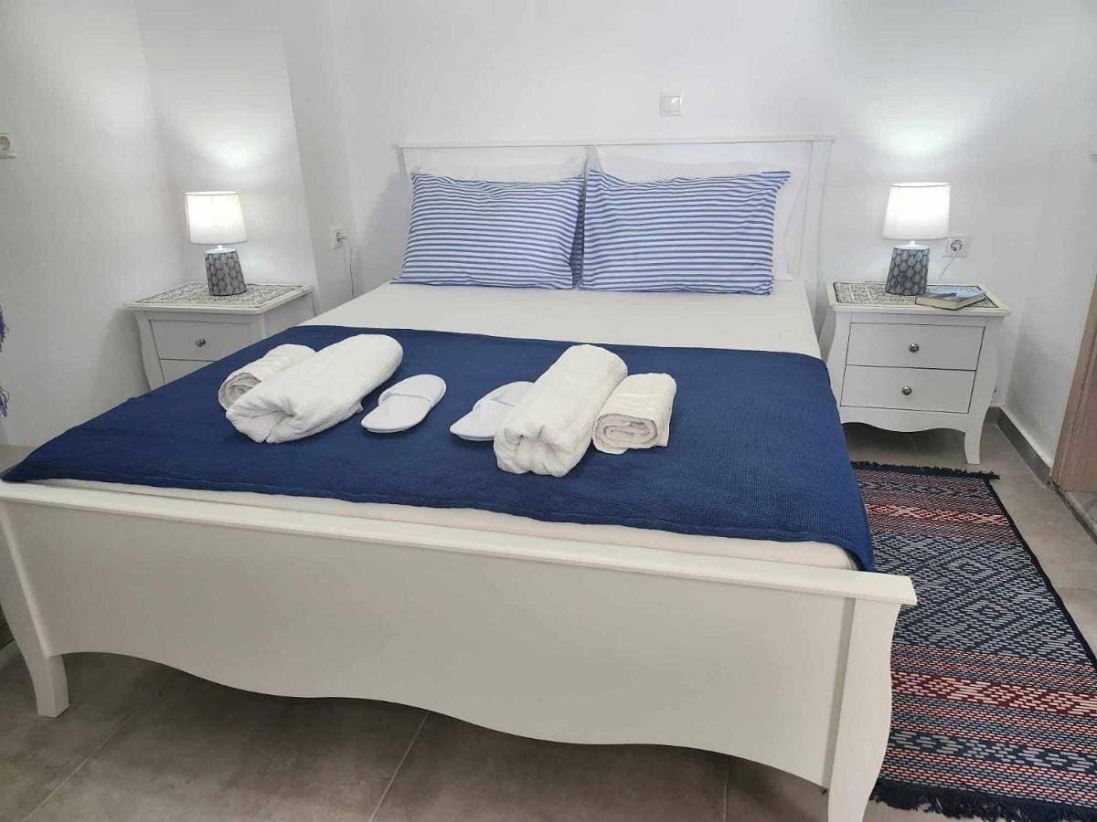 ANDRIANOS DELUXE STUDIO 1