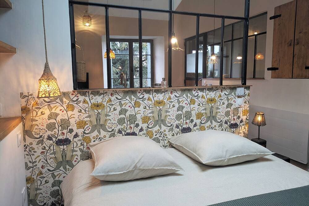 Charming studio in lovely Les Vans, National Park Monts d'Ardèche, river nearby. 1