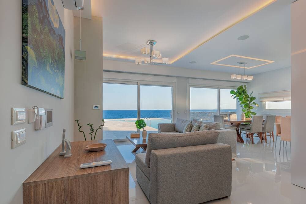 Foto 8 von 30: Seafront brand new luxury villa, heating pool -ideal for families, free transfer