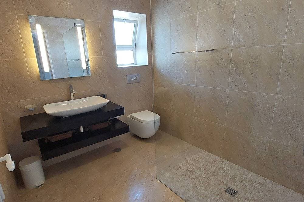 Foto 6 von 30: Haus am Hang, Meerblick, privater Pool, großer angelegter Garten