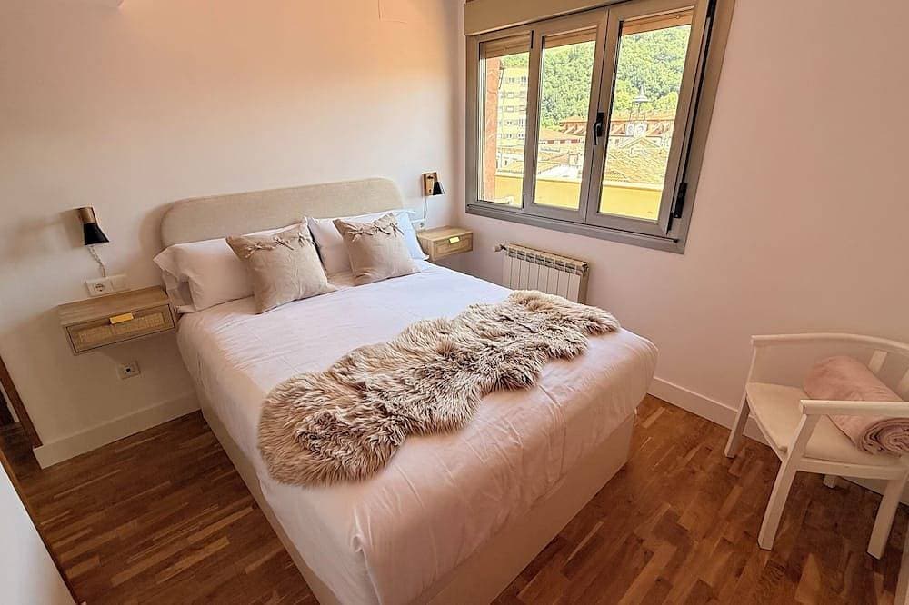 Hórreo Apartment in downtown Cangas with a terrace and mountain views. 1