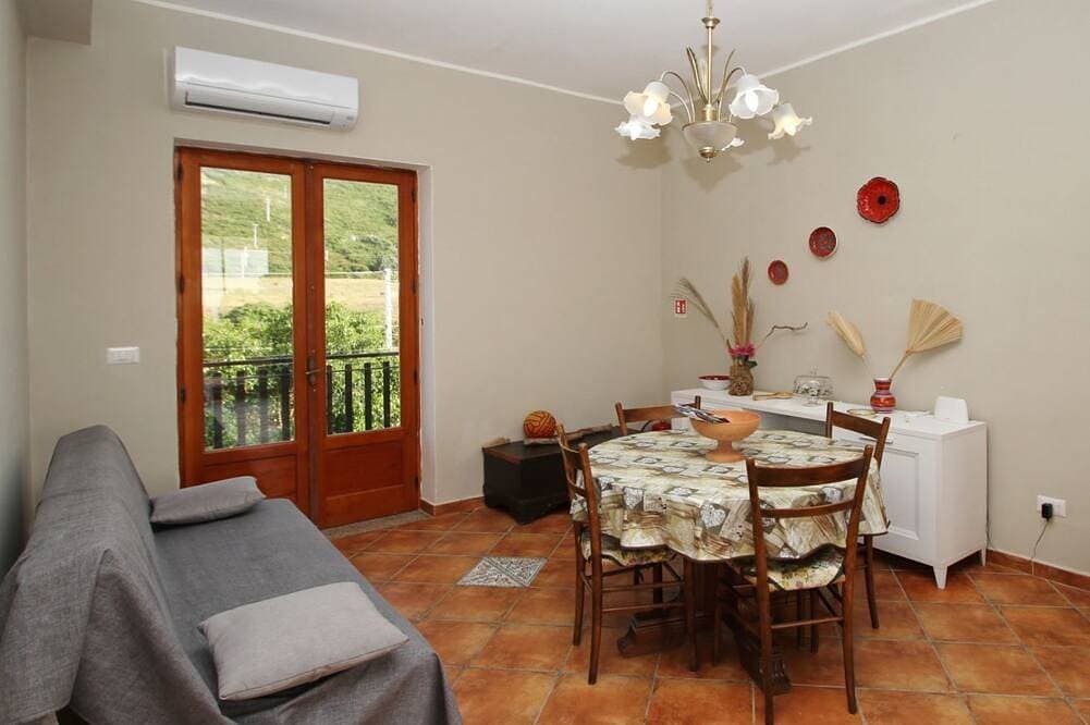 Foto 12 von 25: Giardino al Mare di Anna ist eine Wohnung im dritten und letzten Stock eines alten Herrenhauses, umgeben von der Landschaft der Piana di Caronia und nur wenige Schritte vom Meer entfernt.Die Unterkunft besteht aus einer großen Wohnküche mit Schlafsofa,