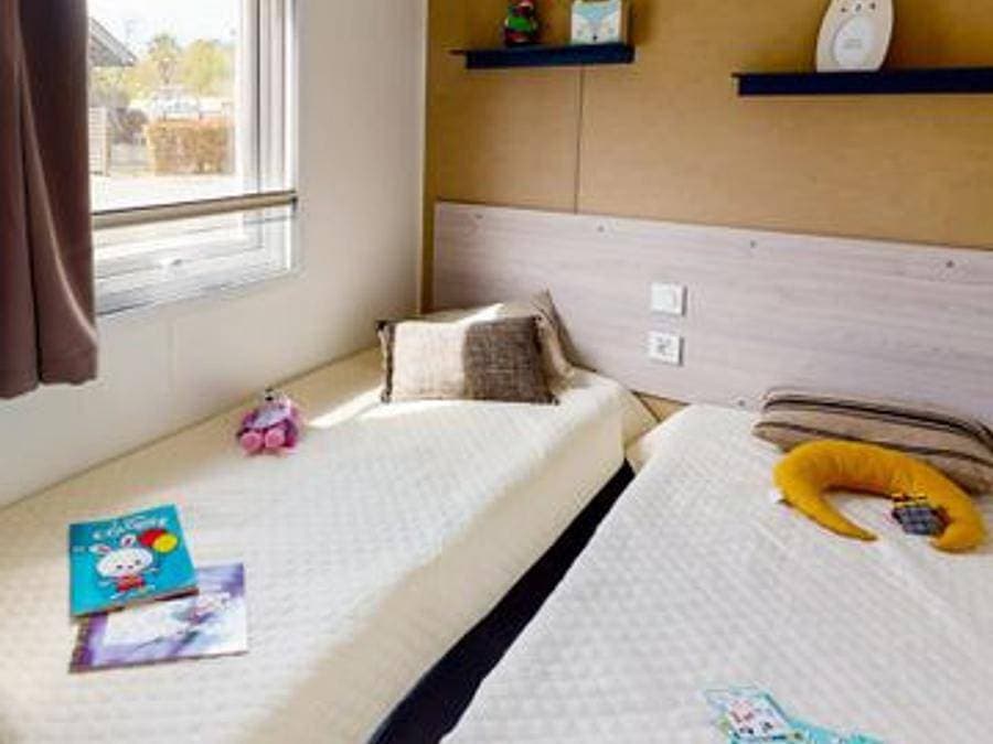 Foto 8 von 45: Camping Siblu Domaine de Kerlann - Funpass inclus - Mobilheim 8 personen - Essential 3ch 8p Signature ohne Klimaanlage