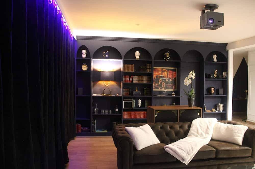 Foto 9 von 13: Le Repaire du Gentleman - Spa, Private Cinema & King-Size Bed • Enclosed Garage