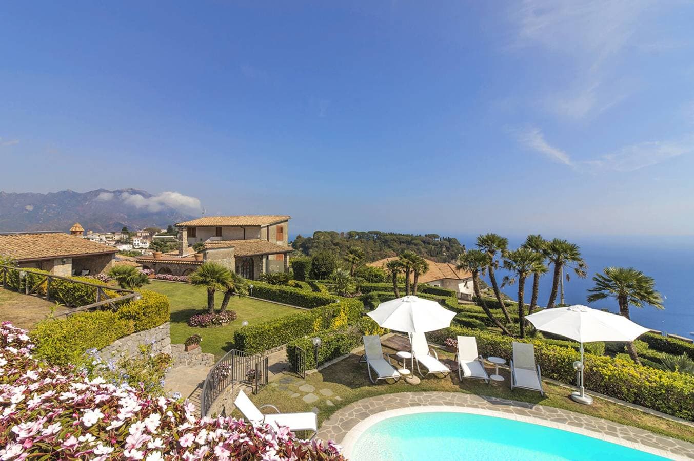 Foto 5 von 49: Villa  Great views on the sea and pool!