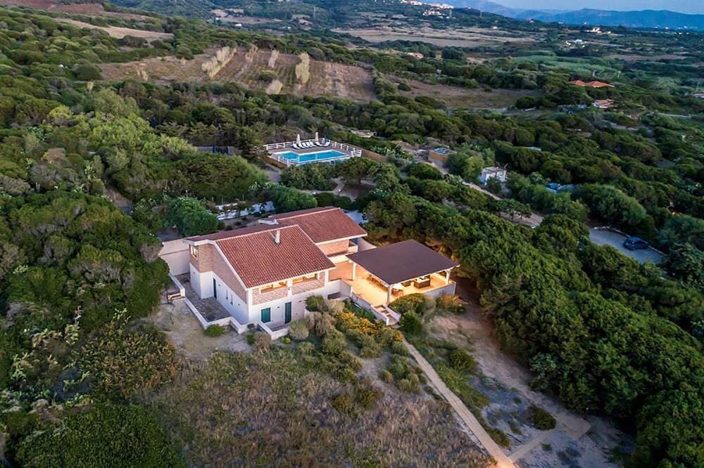 Foto 10 von 30: Villa Napius - Zugang zum privaten Strand an einem Sandstrand