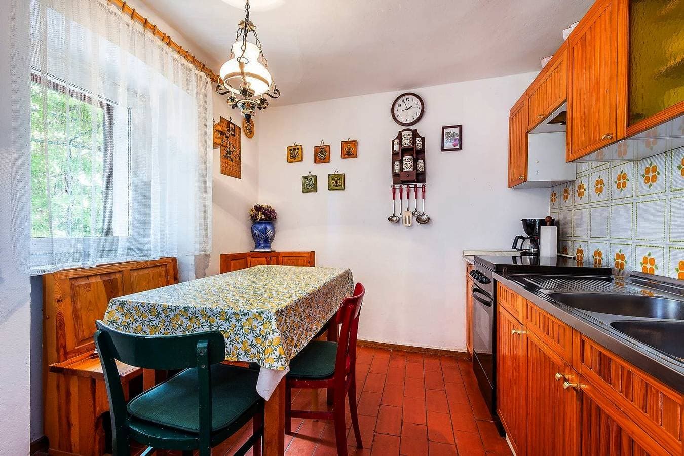 Foto 5 von 21: Komfortables Ferienhaus mit Palmen, Weinreben und Liegestühlen im Garten