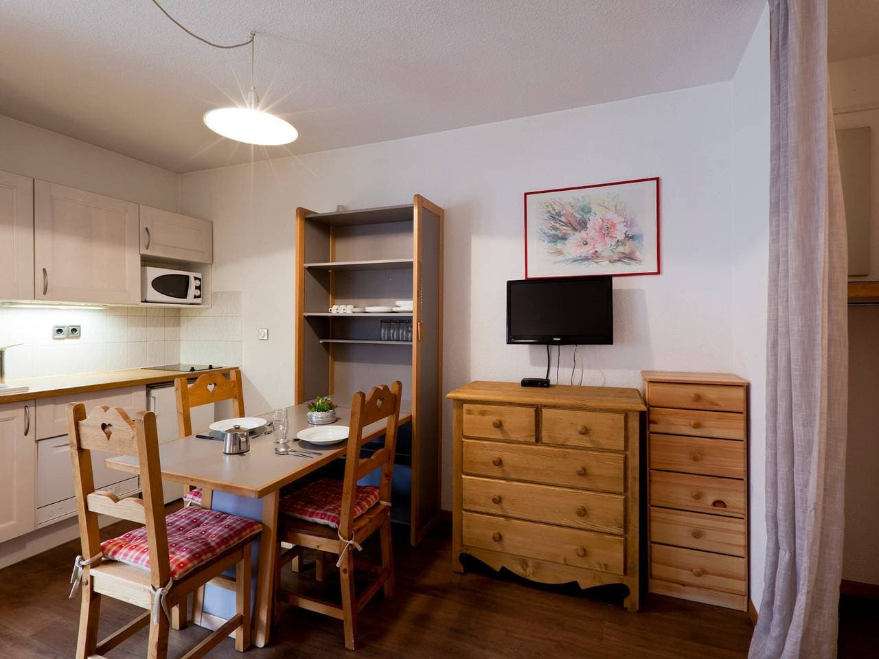 Foto 4 von 23: Gemütliches Studio mit Balkon und WiFi in Brides