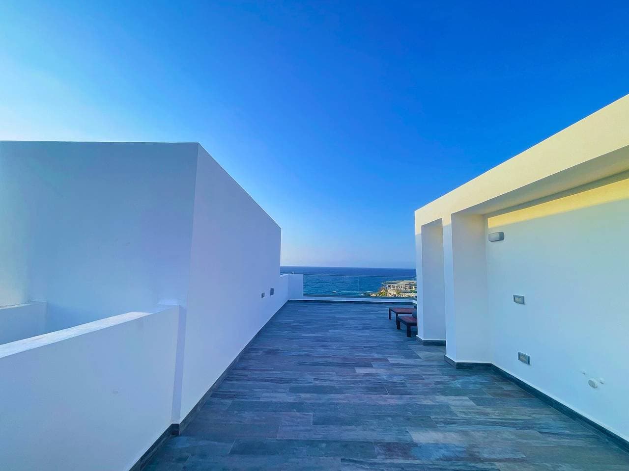 Foto 5 von 34: "Azure Pearl" Meerblick-Loft mit Dachterrasse & Pool“