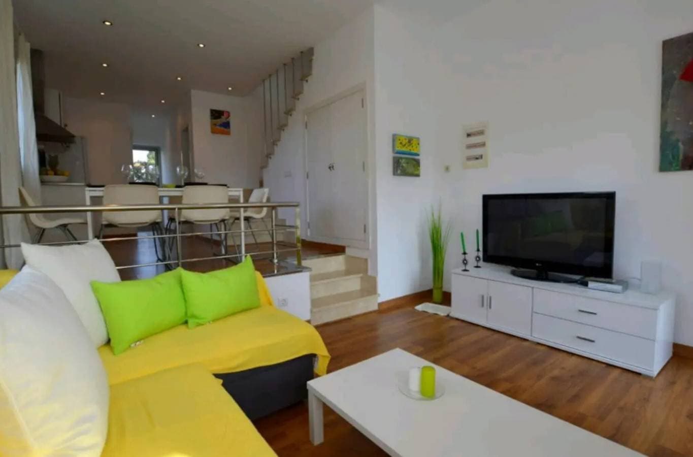 Foto 9 von 25: Geräumiges Ferienhaus Bahamas 1 mit WLAN, Pool, Balkon, Terrassen und Garten