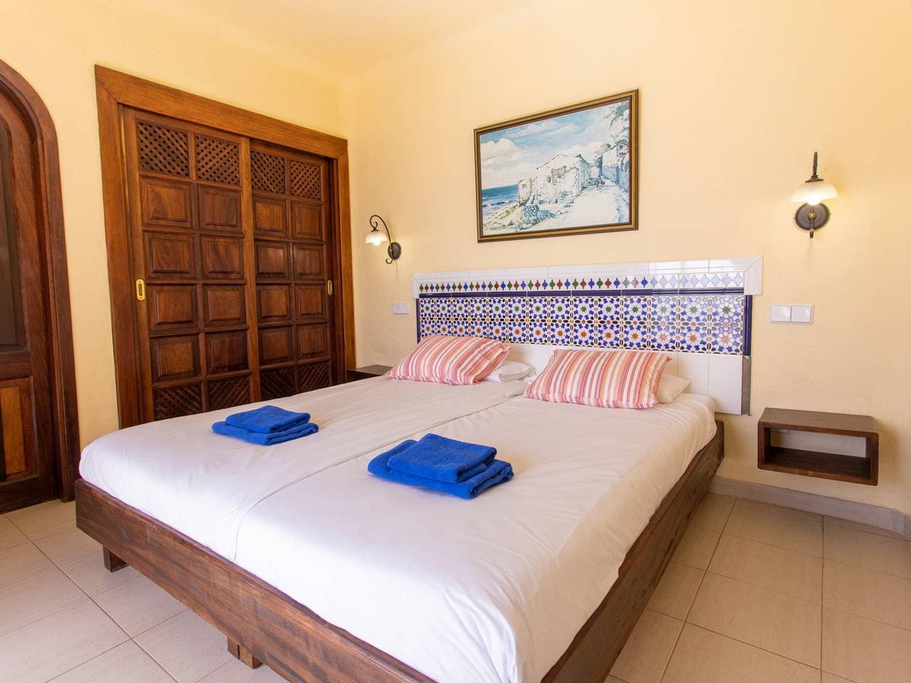 Foto 12 von 36: Ferienhaus mit 2 Schlafzimmern, Balkon und beheiztem Pool