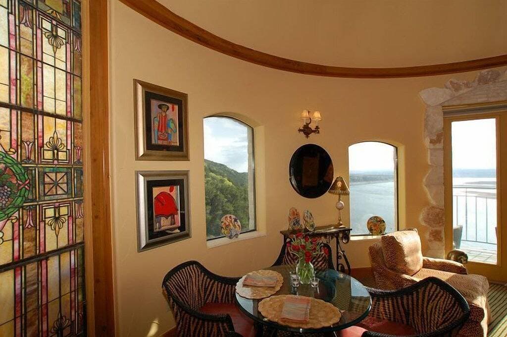 Foto 3 von 12: Romantisches Schloss / winehouse ~ Hoch über Lake Travis!