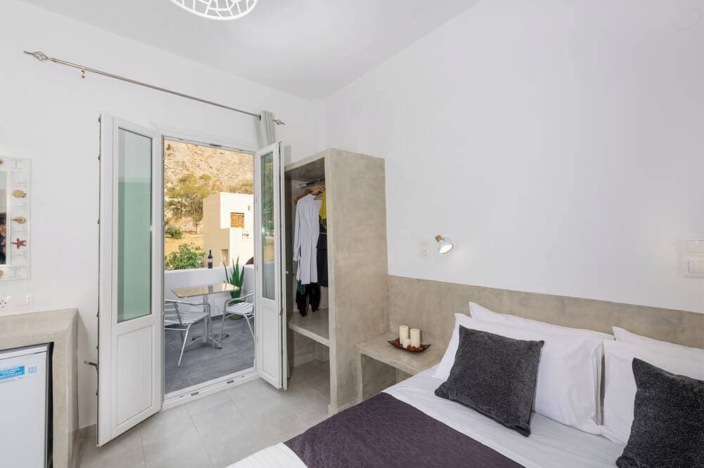 Foto 8 von 25: Aislin House: Where Beachfront Bliss Meets Santorini Charm!
