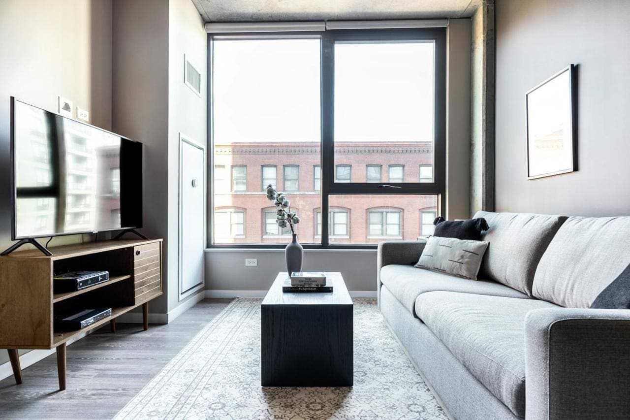 W Loop 1BR w Gym Pool nr Fulton Mkt CHI-289 1