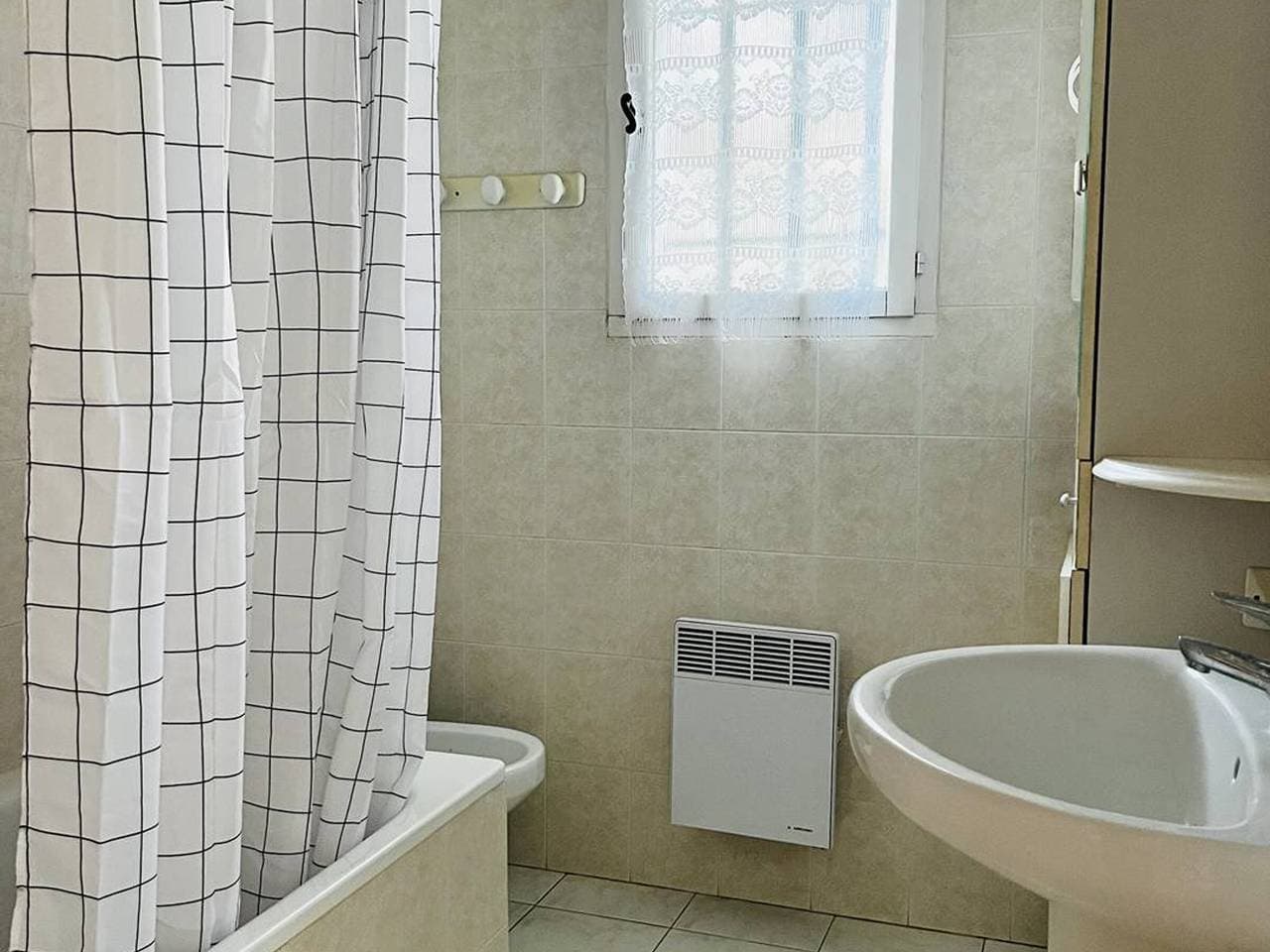 Foto 13 von 18: Baskisches Haus in Espelette, 3 Zimmer, 5+2 Pers, Haustiere erlaubt, Internet