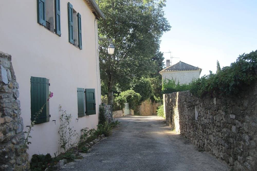 Foto 7 von 25: Unterkünfte im Herzen eines Dorfes thront 500m über dem Meeresspiegel in der Provence Verte
