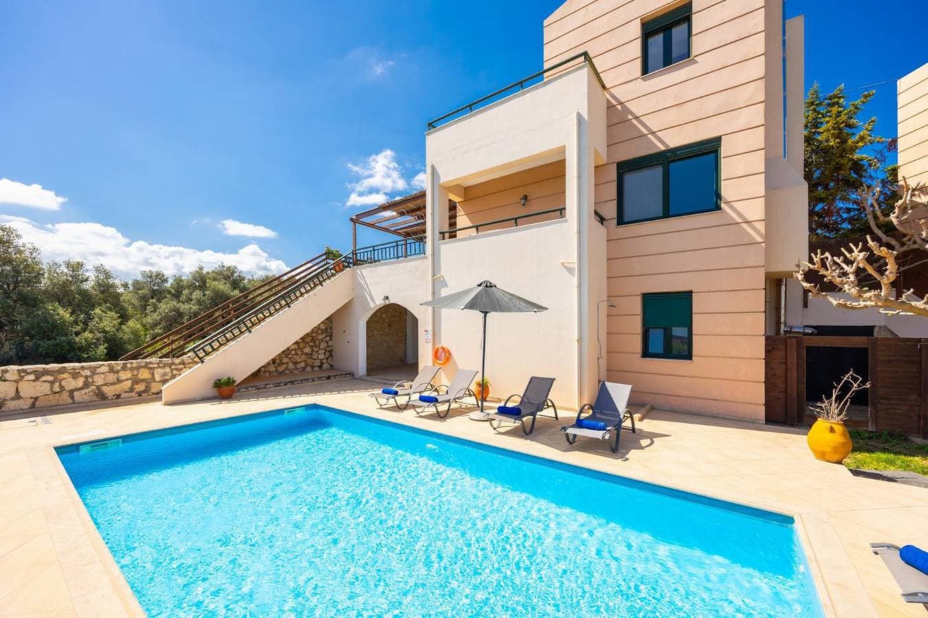 Foto 8 von 38: Villa für 7 Personen mit Balkon