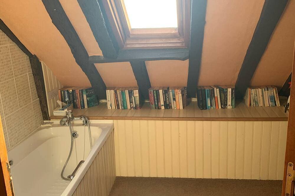 Foto 3 von 30: 17th Century farm cottage nestling in the Pyrenean foothills with pool