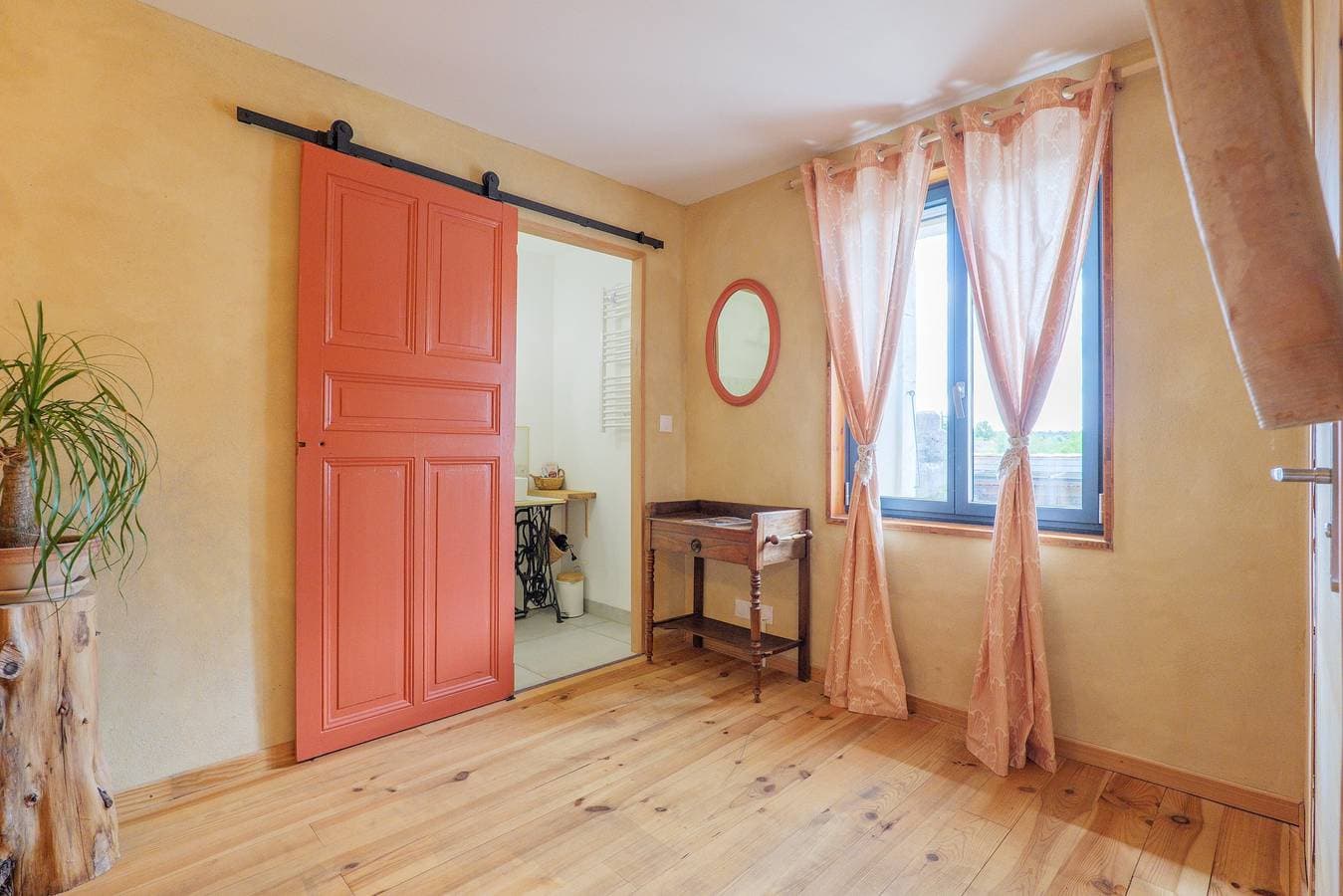 Foto 12 von 23: Gästezimmer „La Terre d’à Côté“ mit gemeinsamer Terrasse und WLAN