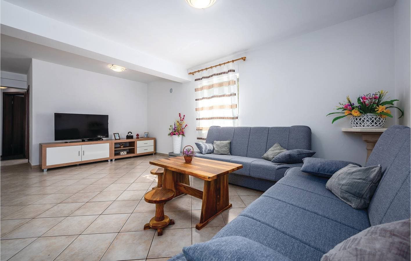 Foto 13 von 30: Gemütliche 2-Zimmer-Wohnung mit Terrasse in der Nähe von Montrin und Plovanija