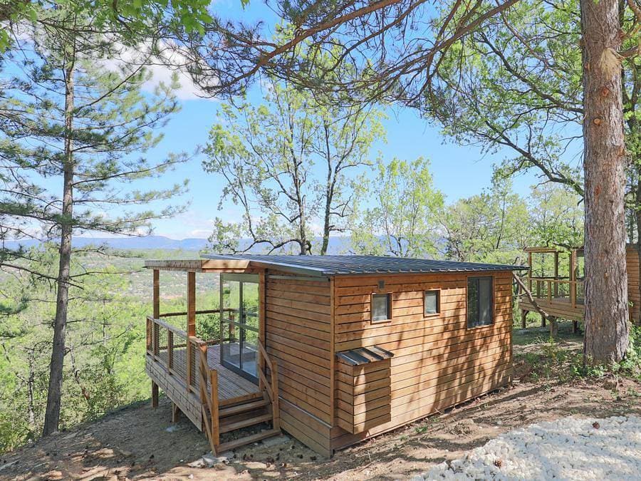 Foto 13 von 56: Camping Le Luberon | Pausado - Bungalow 4 personen - Cottage Capucine 4p Ohne Sanitären