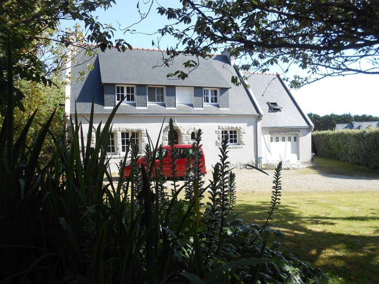 Geräumiges Haus mit Garten in Plogoff 1