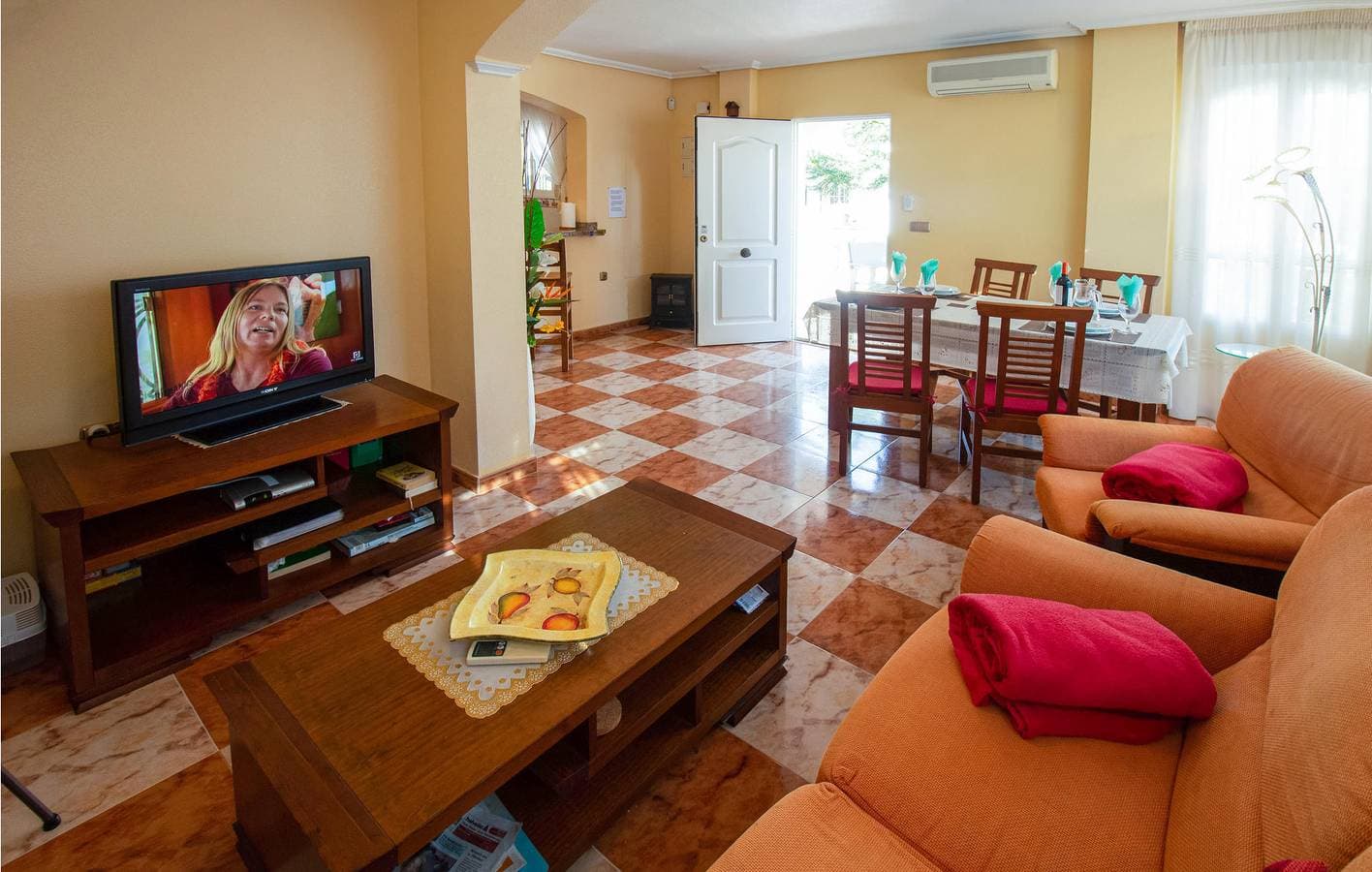 Foto 4 von 29: Klimatisiertes Apartment mit Parkplatz, Pool und Terrasse 1,5 km zum Strand
