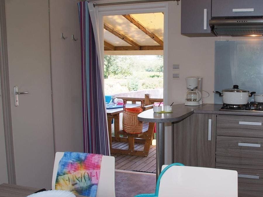 Foto 9 von 49: Camping Tikayan la Vallée du Paradis - Mobilheim 6 personen - Colorado Standard - 2 Schlafzimmer - Klima - TV