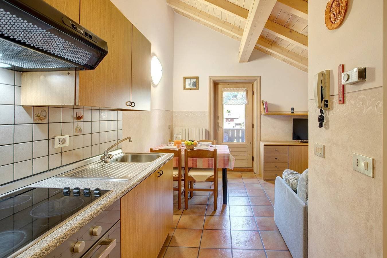 Foto 6 von 23: Ferienwohnung 'Appartamenti Lorenza 3 Baite Giotto' mit Bergblick, Gemeinschaftsgarten und WLAN