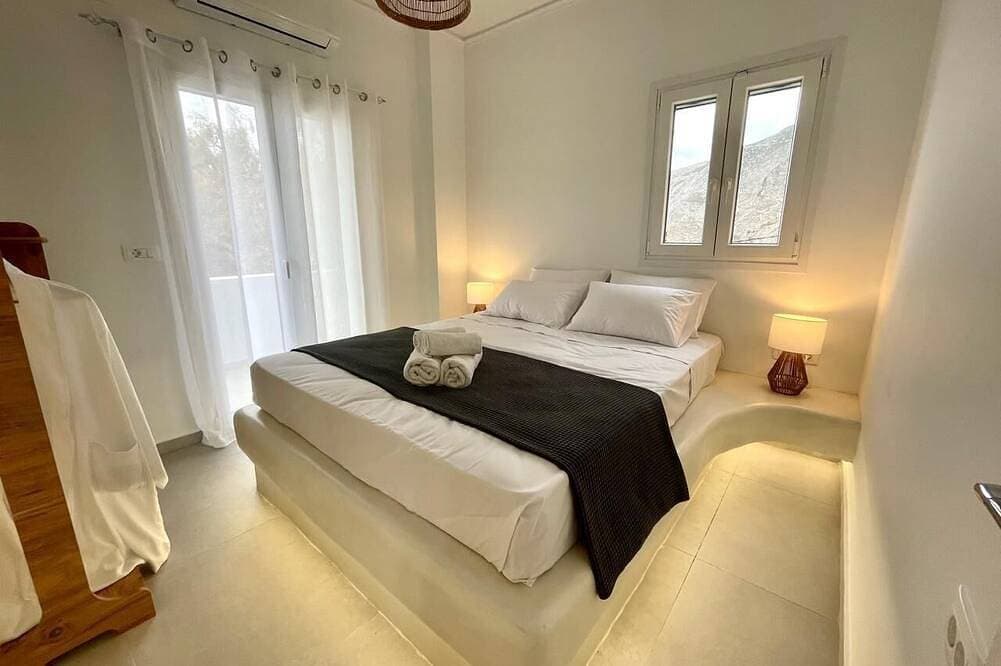 Foto 6 von 22: Ιdylle Cycladic House | 2 Bathrooms | Black Beach