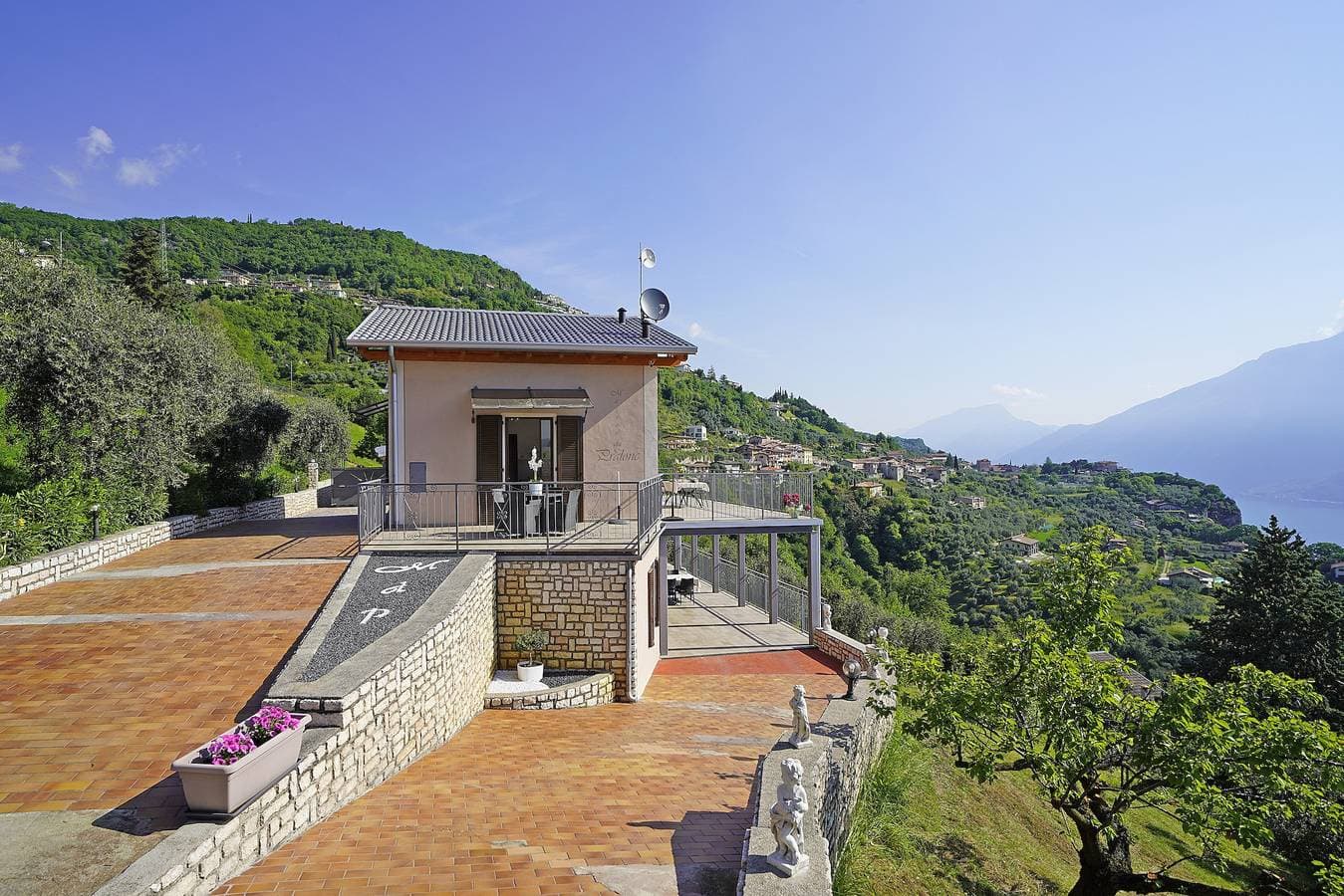 Foto 8 von 19: Maison du Pralonc – Lago: Seeblick, Berge, Garten & Terrasse