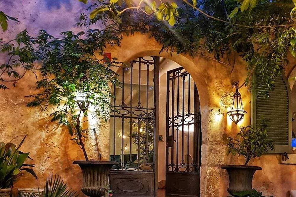 Foto 11 von 30: Manor House at Masia Nur Sitges ( adults only, very stylisch)  )