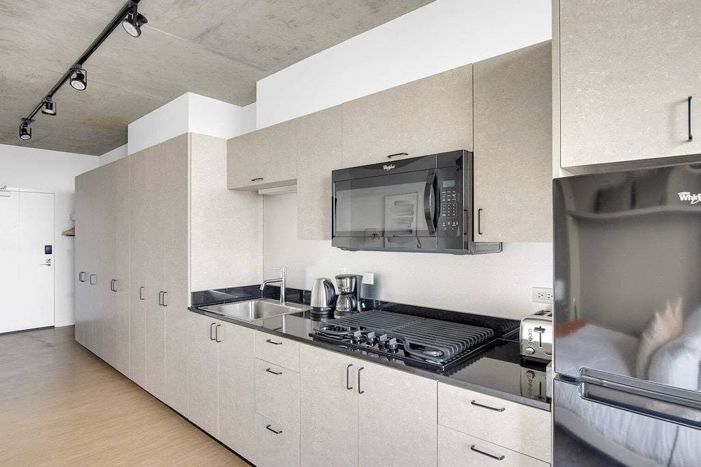 Foto 8 von 24: Ideal Lincoln Park Studio w/ W/D & Lounge, 2 blocks from L, by Blueground