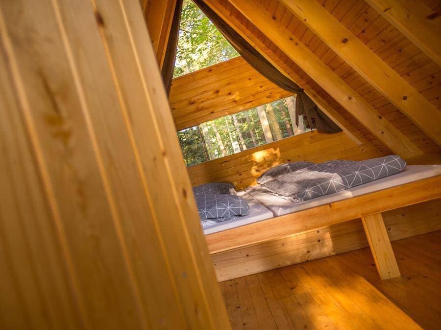 Foto 3 von 81: Forest Camping Mozirje - Unterkunft 3 personen - Glamping Hut Forest Bed