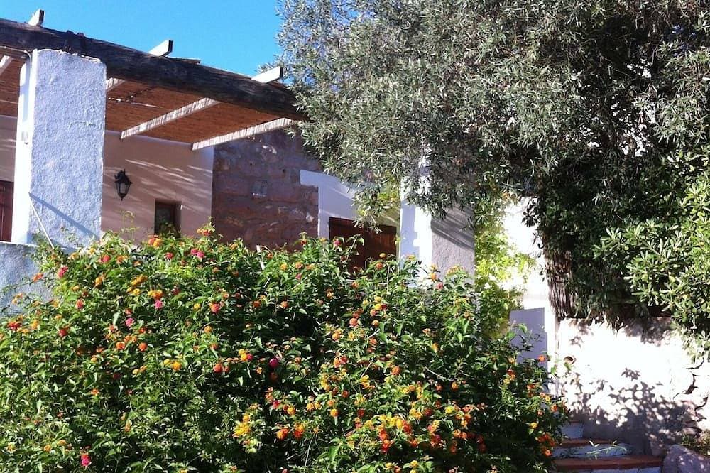 Foto 10 von 30: Typisches kleines Haus von San Pietro mit Blick auf die Landschaft und das Meer, ein maurischer Wachposten