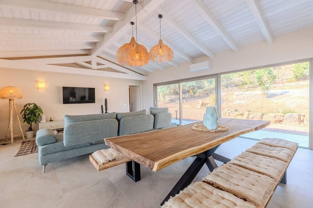 Foto 2 von 30: Contemporary Coastal Living: The New Villa Muvrunara