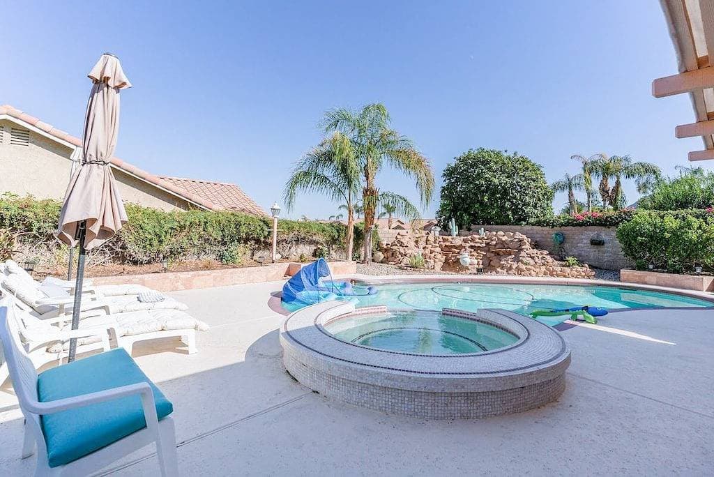 Foto 2 von 44: Coastal Chic 3 Bdrm House w/ Brand New Saltwater Pool - Walk to Tennis Garden