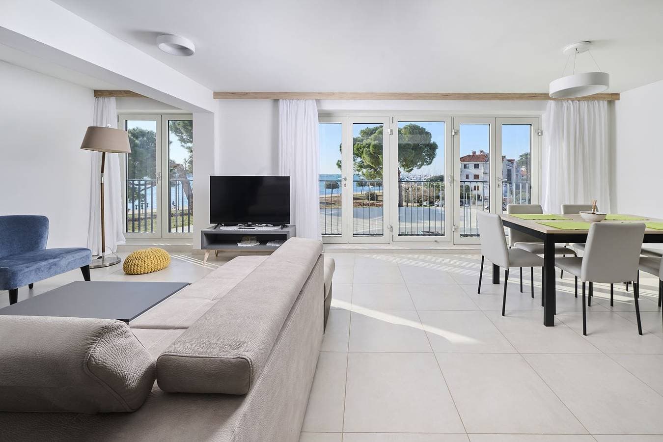 Luxusapartment mit Meerblick, Pool und Garage 1
